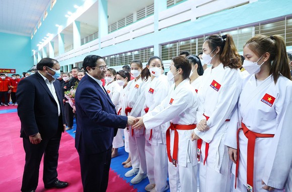 Thủ tướng thăm hỏi các VĐV, HLV tại Trung tâm Huấn luyện thể thao quốc gia Hà Nội. 